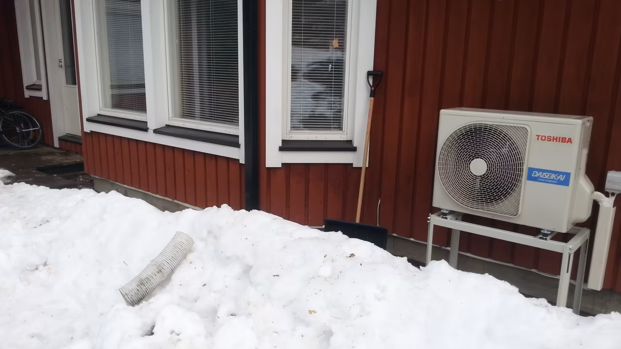 Huollettu ja toimintakuntoinen Toshiba-ilmalämpöpumpun ulkoyksikkö