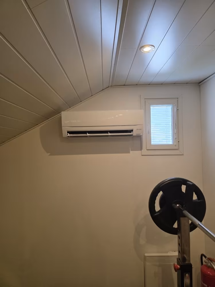 Sisäyksikkö vinttihuoneen seinällä