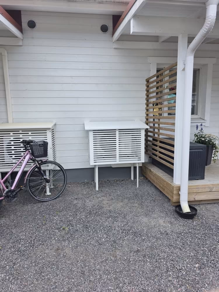 Ulkoyksiköt suojakoteloissa talon seinustalla